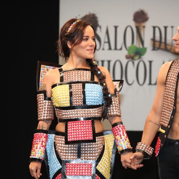 Alizée et son compagnon Grégoire Lyonnet - Défilé du 21ème salon du chocolat à la porte de Versailles à Paris le 27 octobre 2015. Denis Guignebourg / Bestimage