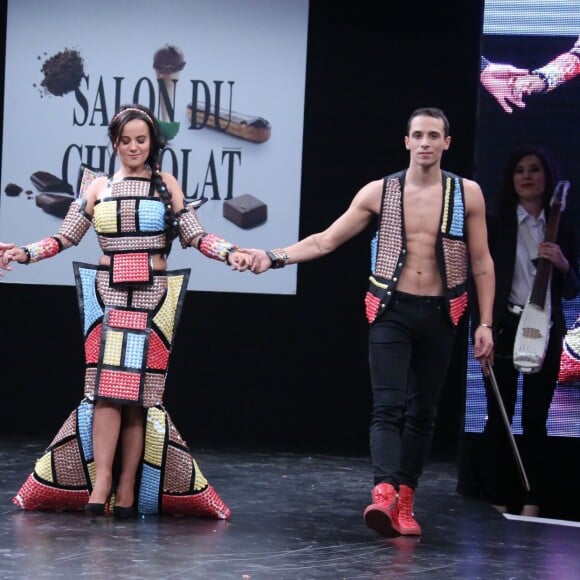 Alizée et son compagnon Grégoire Lyonnet - Défilé du 21ème salon du chocolat à la porte de Versailles à Paris le 27 octobre 2015. Denis Guignebourg / Bestimage