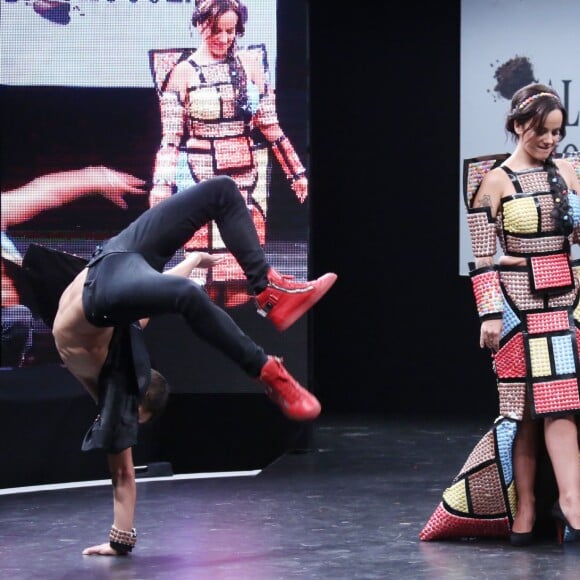 Alizée et son compagnon Grégoire Lyonnet, ici acrobate ! - Défilé du 21ème salon du chocolat à la porte de Versailles à Paris le 27 octobre 2015. Denis Guignebourg / Bestimage