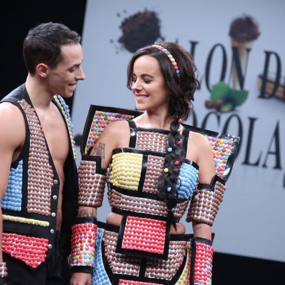 Alizée et son compagnon Grégoire Lyonnet - Défilé du 21ème salon du chocolat à la porte de Versailles à Paris le 27 octobre 2015. Denis Guignebourg / Bestimage