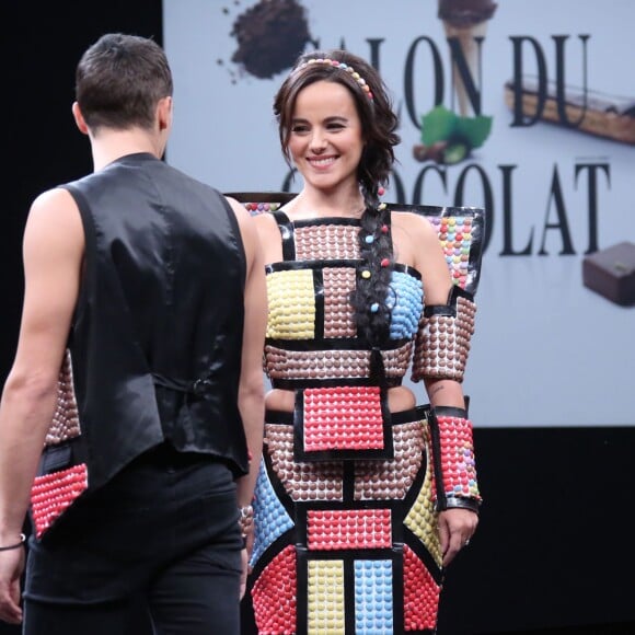 Alizée et son compagnon Grégoire Lyonnet - Défilé du 21ème salon du chocolat à la porte de Versailles à Paris le 27 octobre 2015. Denis Guignebourg / Bestimage