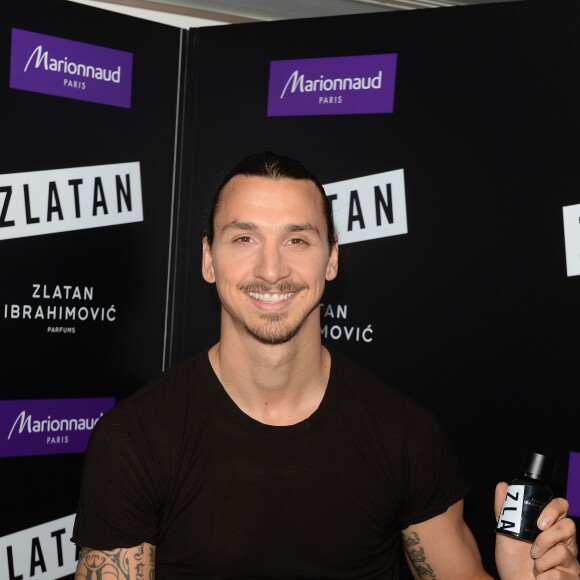 Zlatan Ibrahimovic assiste au lancement de son parfum, "Zlatan", au magasin Marionnaud sur les Champs-Élysées. Paris, le 27 octobre 2015.