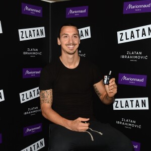 Zlatan Ibrahimovic assiste au lancement de son parfum, "Zlatan", au magasin Marionnaud sur les Champs-Élysées. Paris, le 27 octobre 2015.