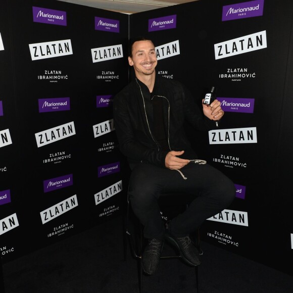 Zlatan Ibrahimovic assiste au lancement de son parfum, "Zlatan", au magasin Marionnaud sur les Champs-Élysées. Paris, le 27 octobre 2015.