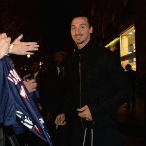 Zlatan Ibrahimovic assiste au lancement de son parfum, "Zlatan", au magasin Marionnaud sur les Champs-Élysées. Paris, le 27 octobre 2015.