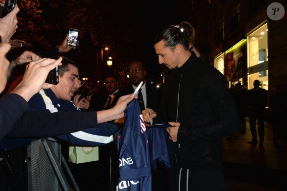 Zlatan Ibrahimovic arrive au magasin Marionnaud sur les Champs-Élysées pour assister au lancement de son parfum, "Zlatan". Paris, le 27 octobre 2015.