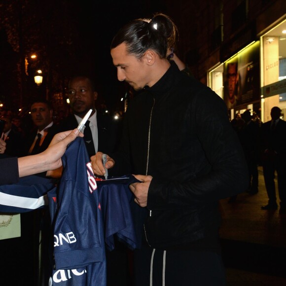 Zlatan Ibrahimovic arrive au magasin Marionnaud sur les Champs-Élysées pour assister au lancement de son parfum, "Zlatan". Paris, le 27 octobre 2015.