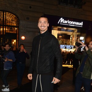 Zlatan Ibrahimovic assiste au lancement de son parfum, "Zlatan", au magasin Marionnaud sur les Champs-Élysées. Paris, le 27 octobre 2015.