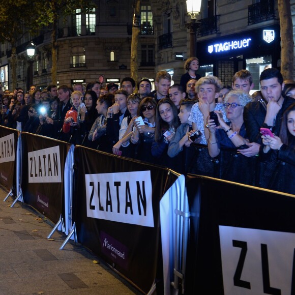Zlatan Ibrahimovic assiste au lancement de son parfum, "Zlatan", au magasin Marionnaud sur les Champs-Élysées. Paris, le 27 octobre 2015.
