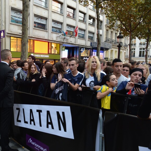 Zlatan Ibrahimovic assiste au lancement de son parfum, "Zlatan", au magasin Marionnaud sur les Champs-Élysées. Paris, le 27 octobre 2015.