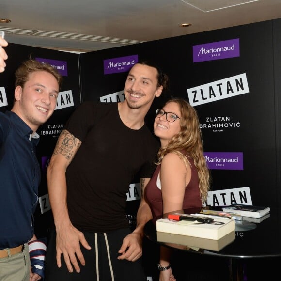 Zlatan Ibrahimovic assiste au lancement de son parfum, "Zlatan", au magasin Marionnaud sur les Champs-Élysées. Paris, le 27 octobre 2015.
