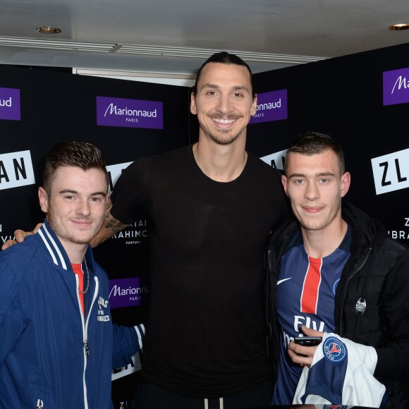 Zlatan Ibrahimovic assiste au lancement de son parfum, "Zlatan", au magasin Marionnaud sur les Champs-Élysées. Paris, le 27 octobre 2015.