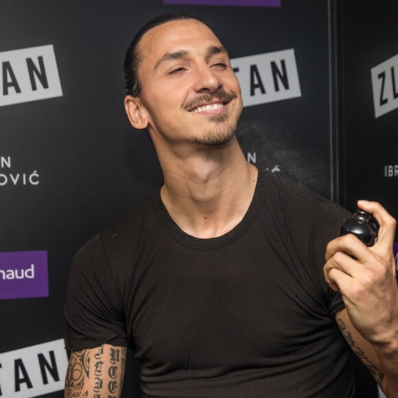 Zlatan Ibrahimovic assiste au lancement de son parfum, "Zlatan", au magasin Marionnaud sur les Champs-Élysées. Paris, le 27 octobre 2015.