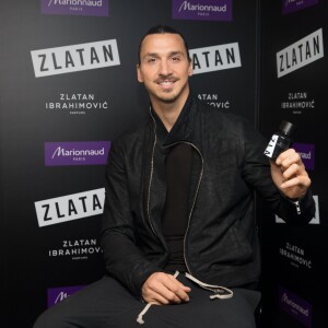 Zlatan Ibrahimovic assiste au lancement de son parfum, "Zlatan", au magasin Marionnaud sur les Champs-Élysées. Paris, le 27 octobre 2015.