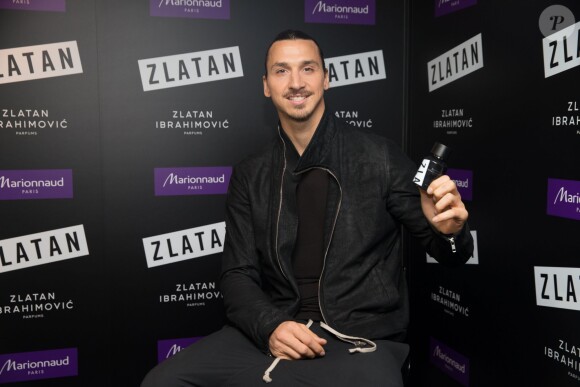 Zlatan Ibrahimovic assiste au lancement de son parfum, "Zlatan", au magasin Marionnaud sur les Champs-Élysées. Paris, le 27 octobre 2015.