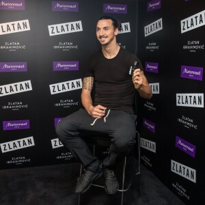 Zlatan Ibrahimovic assiste au lancement de son parfum, "Zlatan", au magasin Marionnaud sur les Champs-Élysées. Paris, le 27 octobre 2015.