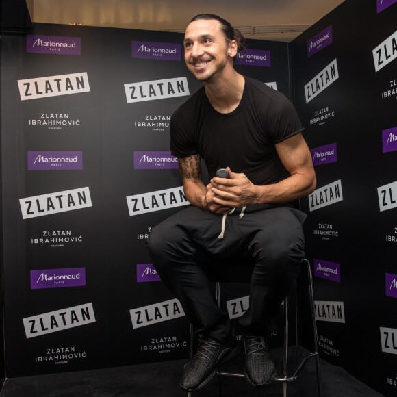 Zlatan Ibrahimovic assiste au lancement de son parfum, "Zlatan", au magasin Marionnaud sur les Champs-Élysées. Paris, le 27 octobre 2015.