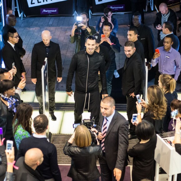 Zlatan Ibrahimovic assiste au lancement de son parfum, "Zlatan", au magasin Marionnaud sur les Champs-Élysées. Paris, le 27 octobre 2015.