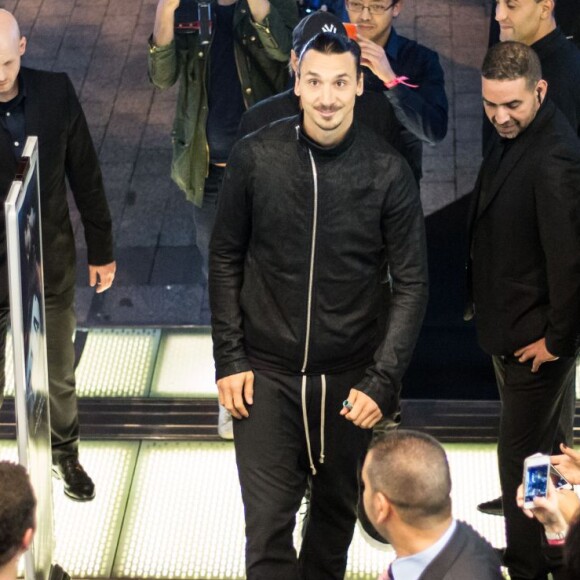 Zlatan Ibrahimovic à son arrivée au magasin Marionnaud sur les Champs-Élysées pour le lancement de son parfum. Paris, le 27 octobre 2015.