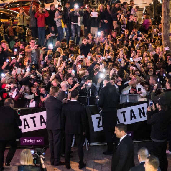 Zlatan Ibrahimovic assiste au lancement de son parfum, "Zlatan", au magasin Marionnaud sur les Champs-Élysées. Paris, le 27 octobre 2015.