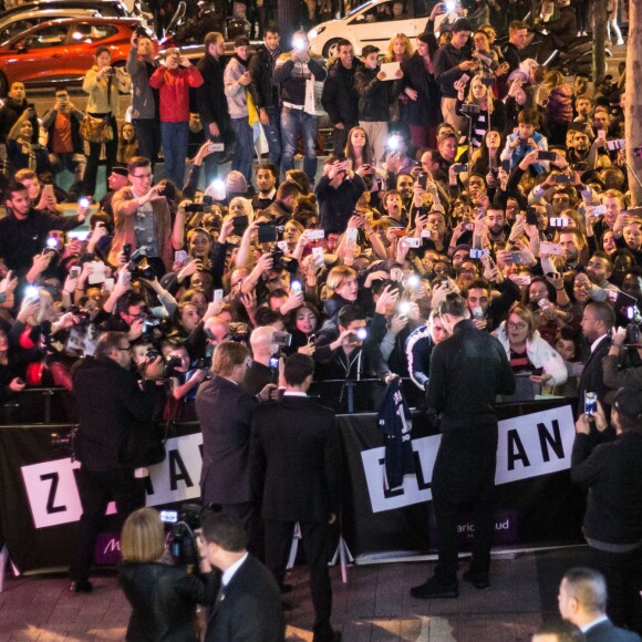 Zlatan Ibrahimovic assiste au lancement de son parfum, "Zlatan", au magasin Marionnaud sur les Champs-Élysées. Paris, le 27 octobre 2015.