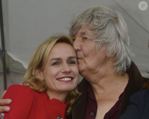 Sandrine Bonnaire et Jacques Higelin - Grand défilé de la Fête des Vendanges à la Mairie du 18ème à Paris, le 11 octobre 2014.