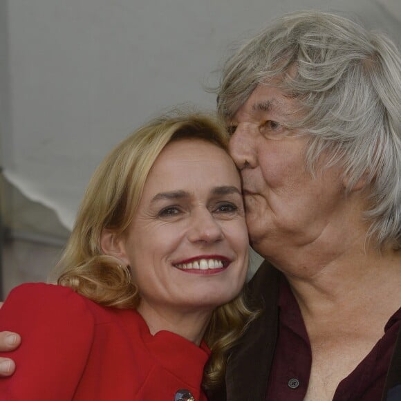 Sandrine Bonnaire et Jacques Higelin - Grand défilé de la Fête des Vendanges à la Mairie du 18ème à Paris, le 11 octobre 2014.