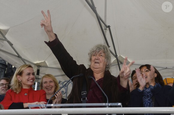 Sandrine Bonnaire et Jacques Higelin - Grand défilé de la Fête des Vendanges à la Mairie du 18ème à Paris, le 11 octobre 2014.