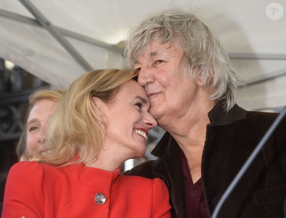 Sandrine Bonnaire et Jacques Higelin - Grand défilé de la Fête des Vendanges à la Mairie du 18ème à Paris, le 11 octobre 2014.