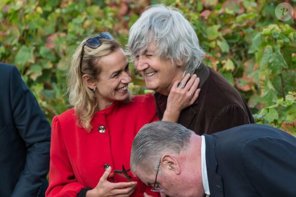 Sandrine Bonnaire et Jacques Higelin - Grand défilé de la Fête des Vendanges à la Mairie du 18ème à Paris, le 11 octobre 2014.