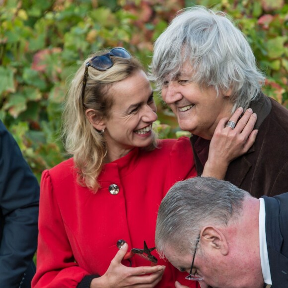 Sandrine Bonnaire et Jacques Higelin - Grand défilé de la Fête des Vendanges à la Mairie du 18ème à Paris, le 11 octobre 2014.