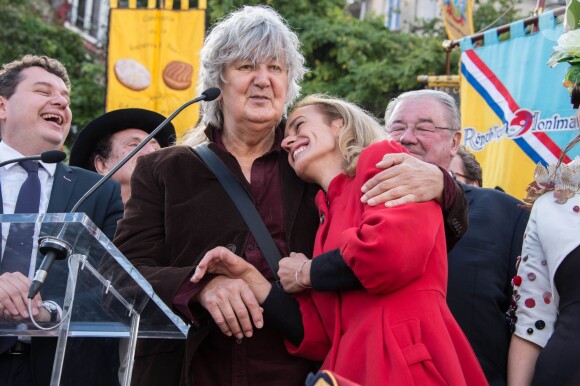 Sandrine Bonnaire et Jacques Higelin - Grand défilé de la Fête des Vendanges à la Mairie du 18ème à Paris, le 11 octobre 2014.