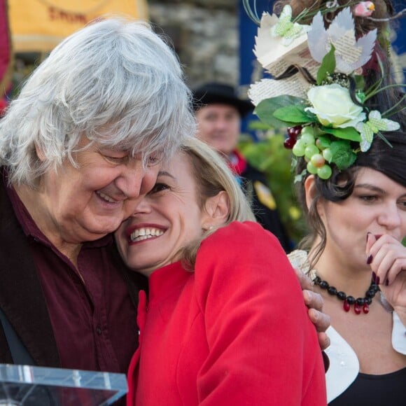 Sandrine Bonnaire et Jacques Higelin tendrement complices à Paris, le 11 octobre 2014.