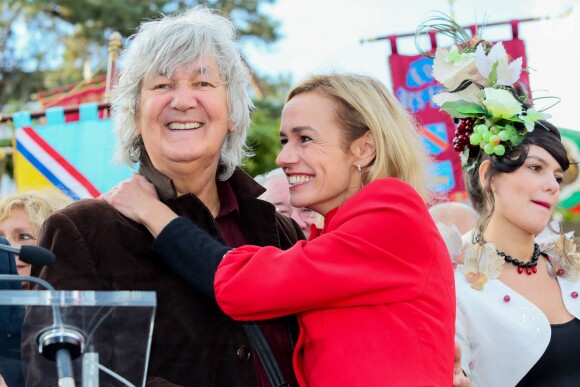 Sandrine Bonnaire et Jacques Higelin - Grand défilé de la Fête des Vendanges à la Mairie du 18ème à Paris, le 11 octobre 2014.