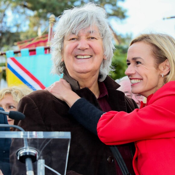 Sandrine Bonnaire et Jacques Higelin - Grand défilé de la Fête des Vendanges à la Mairie du 18ème à Paris, le 11 octobre 2014.