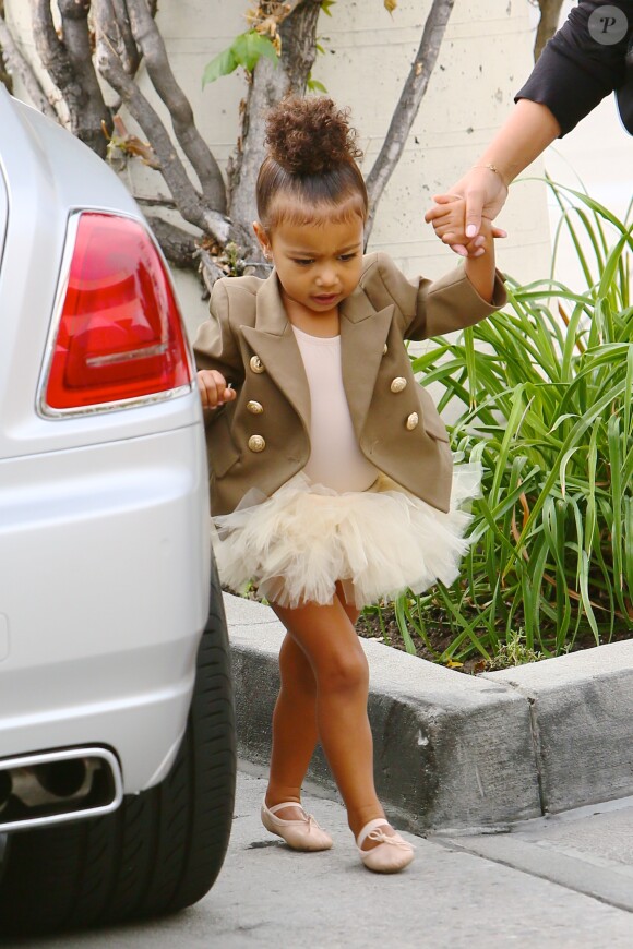 North West et sa nounou se rendent aux Miss Melodee Studios pour la leçon de danse de la fille de Kim Kardashian et Kanye West. Tarzana, le 28 octobre 2015.