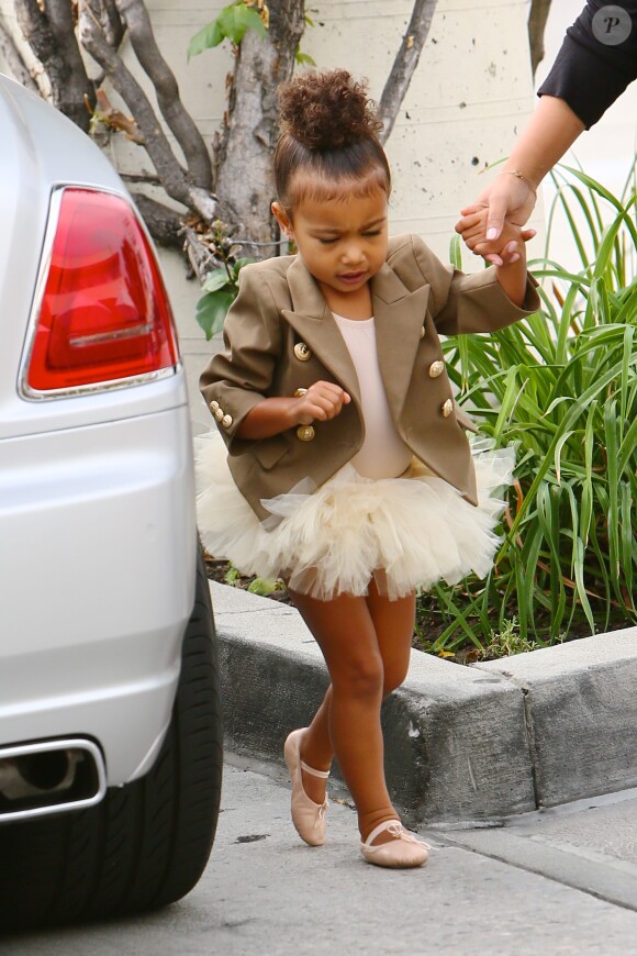 North West et sa nounou se rendent aux Miss Melodee Studios pour la leçon de danse de la fille de Kim Kardashian et Kanye West. Tarzana, le 28 octobre 2015.