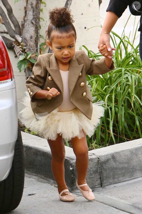 North West et sa nounou se rendent aux Miss Melodee Studios pour la leçon de danse de la fille de Kim Kardashian et Kanye West. Tarzana, le 28 octobre 2015.
