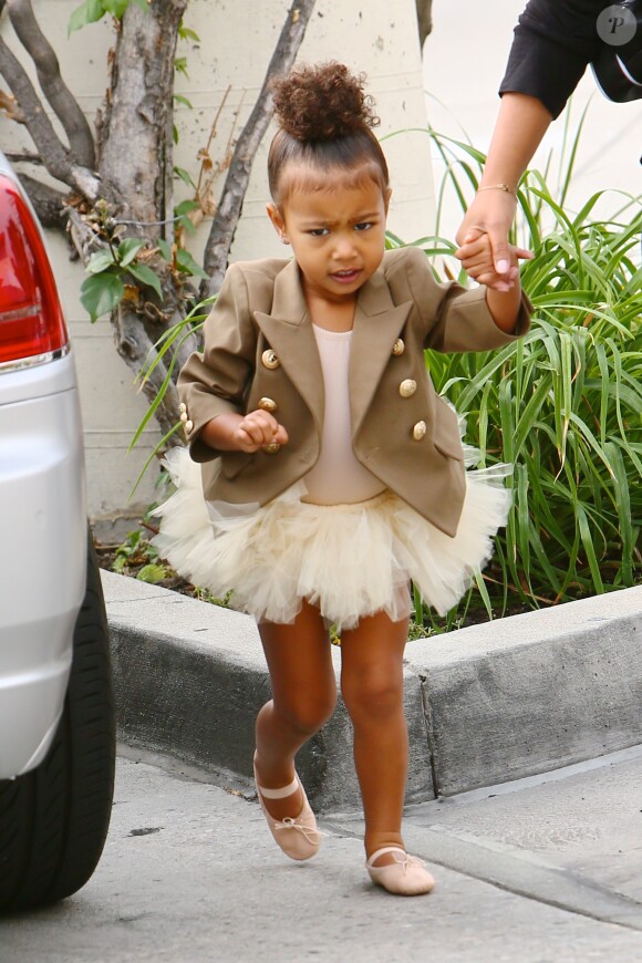 North West et sa nounou se rendent aux Miss Melodee Studios pour la leçon de danse de la fille de Kim Kardashian et Kanye West. Tarzana, le 28 octobre 2015.
