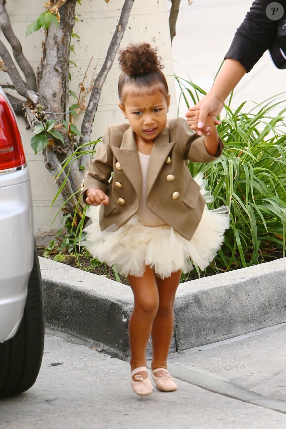 North West et sa nounou se rendent aux Miss Melodee Studios pour la leçon de danse de la fille de Kim Kardashian et Kanye West. Tarzana, le 28 octobre 2015.