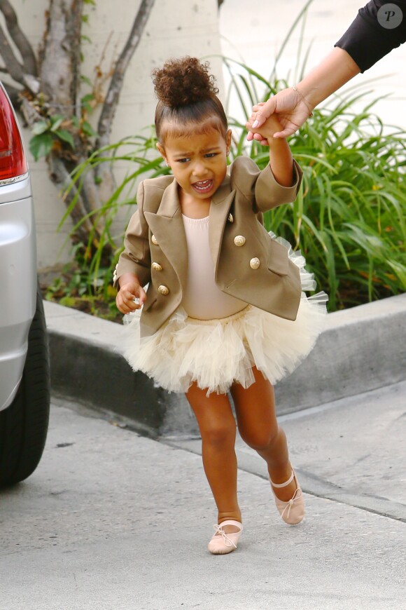 North West et sa nounou se rendent aux Miss Melodee Studios pour la leçon de danse de la fille de Kim Kardashian et Kanye West. Tarzana, le 28 octobre 2015.