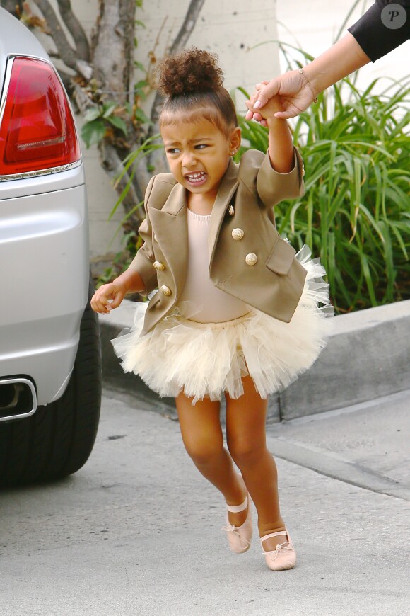 North West et sa nounou se rendent aux Miss Melodee Studios pour la leçon de danse de la fille de Kim Kardashian et Kanye West. Tarzana, le 28 octobre 2015.
