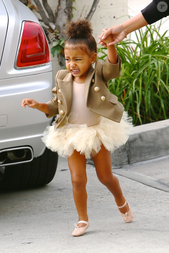 North West et sa nounou se rendent aux Miss Melodee Studios pour la leçon de danse de la fille de Kim Kardashian et Kanye West. Tarzana, le 28 octobre 2015.