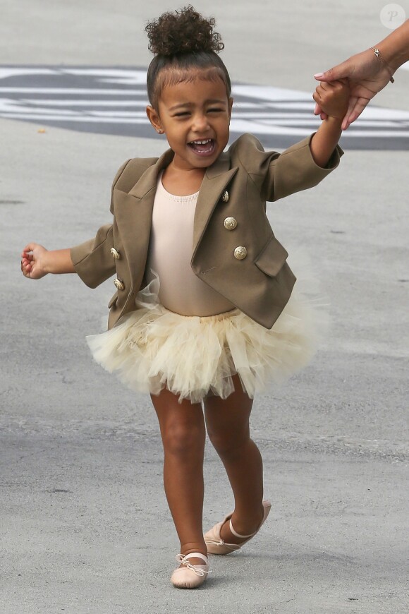 North West et sa nounou se rendent aux Miss Melodee Studios pour la leçon de danse de la fille de Kim Kardashian et Kanye West. Tarzana, le 28 octobre 2015.
