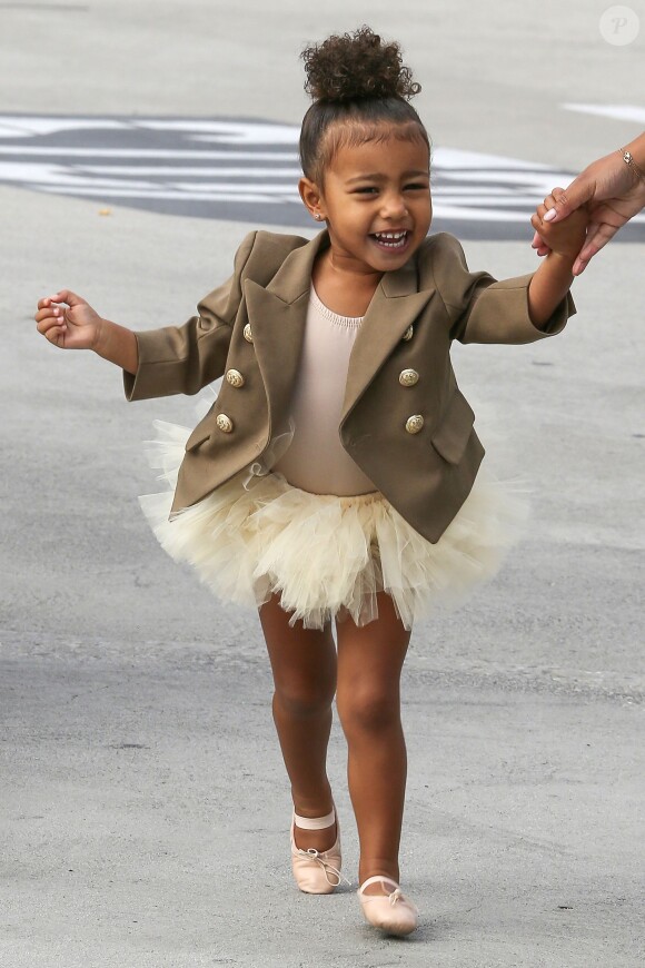 North West, craquante en blazer Balmain, body et tutu, se rend avec sa nounou aux Miss Melodee Studios pour la leçon de danse de la fille de Kim Kardashian et Kanye West. Tarzana, le 28 octobre 2015.
