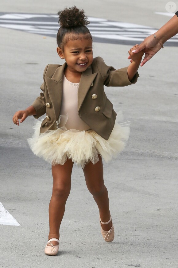 North West et sa nounou se rendent aux Miss Melodee Studios pour la leçon de danse de la fille de Kim Kardashian et Kanye West. Tarzana, le 28 octobre 2015.