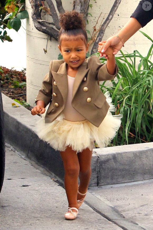 North West et sa nounou se rendent aux Miss Melodee Studios pour la leçon de danse de la fille de Kim Kardashian et Kanye West. Tarzana, le 28 octobre 2015.