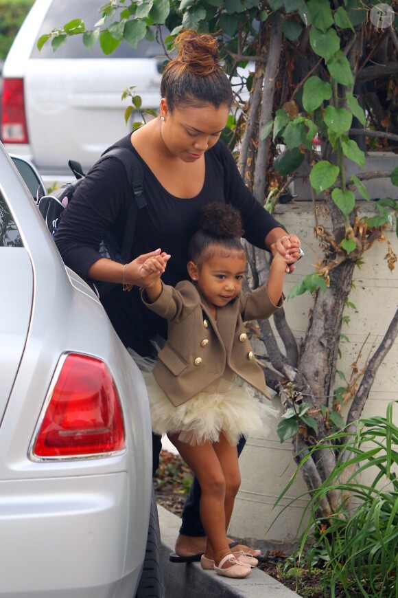 North West et sa nounou se rendent aux Miss Melodee Studios pour la leçon de danse de la fille de Kim Kardashian et Kanye West. Tarzana, le 28 octobre 2015.