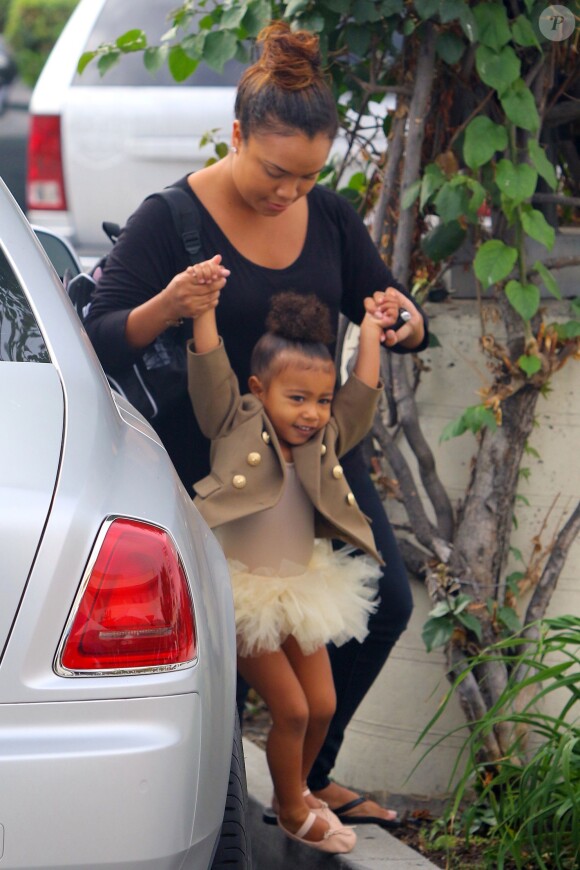 North West et sa nounou se rendent aux Miss Melodee Studios pour la leçon de danse de la fille de Kim Kardashian et Kanye West. Tarzana, le 28 octobre 2015.