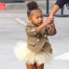 North West, tenant la main de sa nounou, se rend aux Miss Melodee Studios pour la leçon de danse de la fille de Kim Kardashian et Kanye West. Tarzana, le 28 octobre 2015.